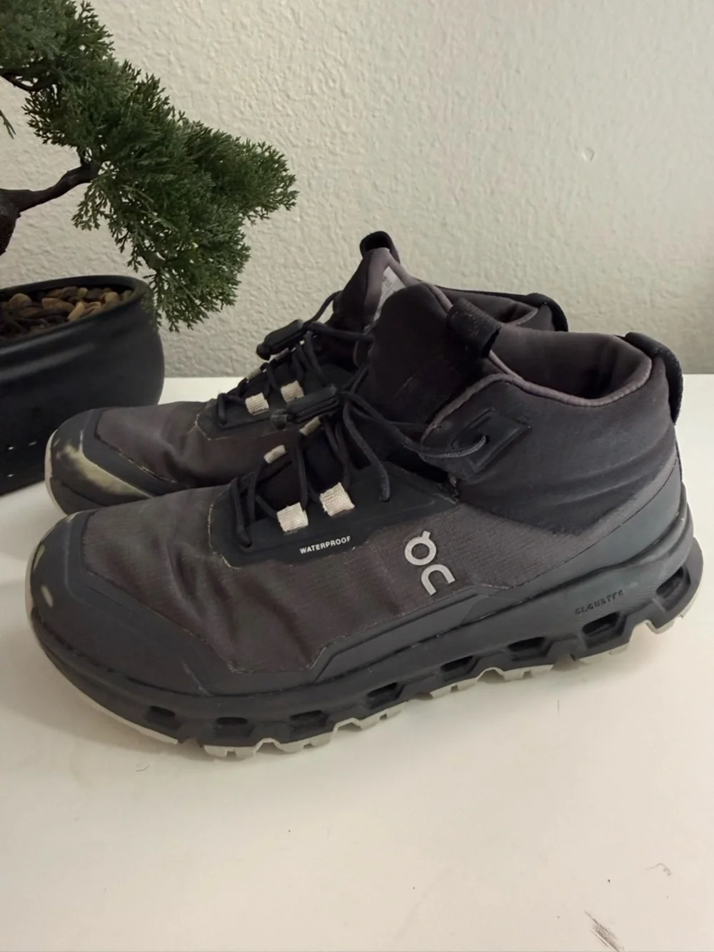 On Running Kids Black and White Low-Top Sneakers